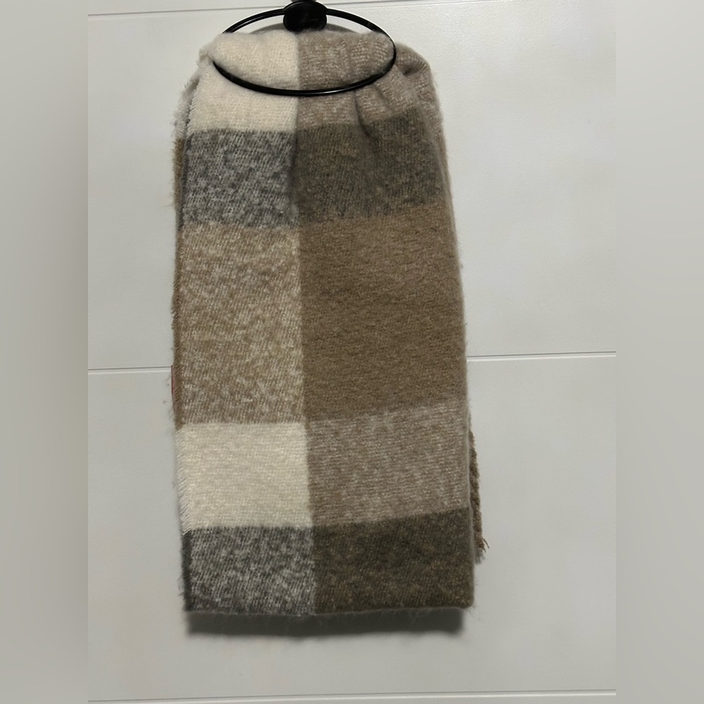 ✨NWT✨ Kelly & Katie Scarf with Fringe - Picture 2 of 3